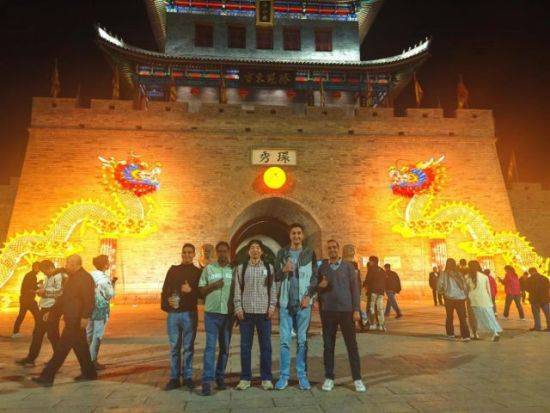 外国友人走进即墨古城感受中国历史文化