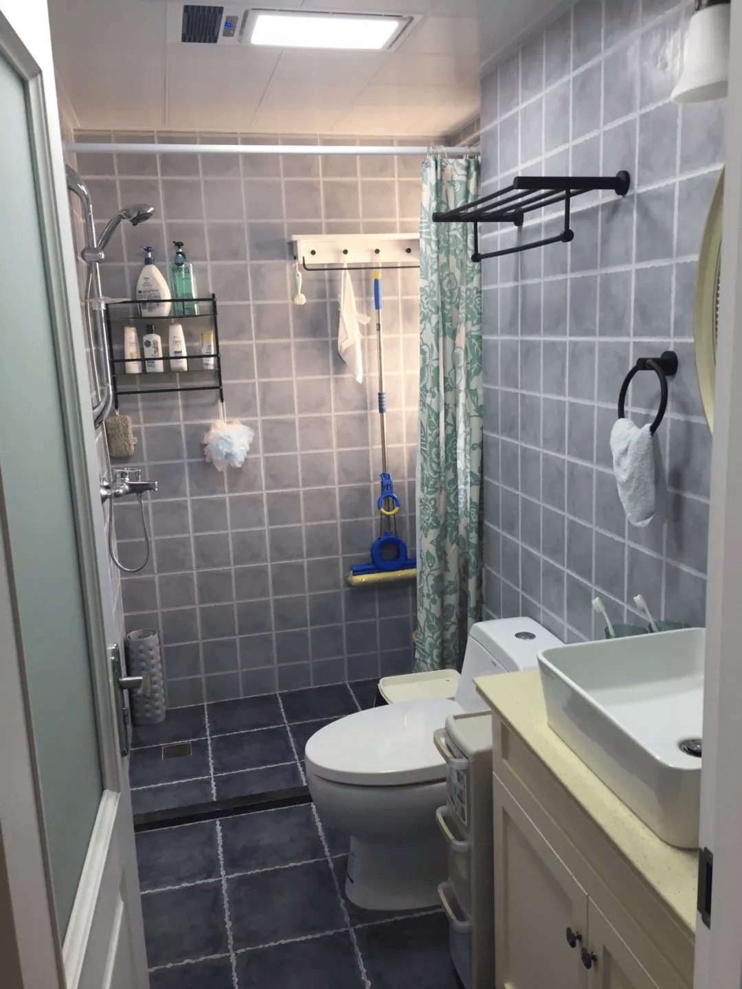 小户型卫生间干湿分离,浴帘更合适,简约实用,打造舒适卫浴体验