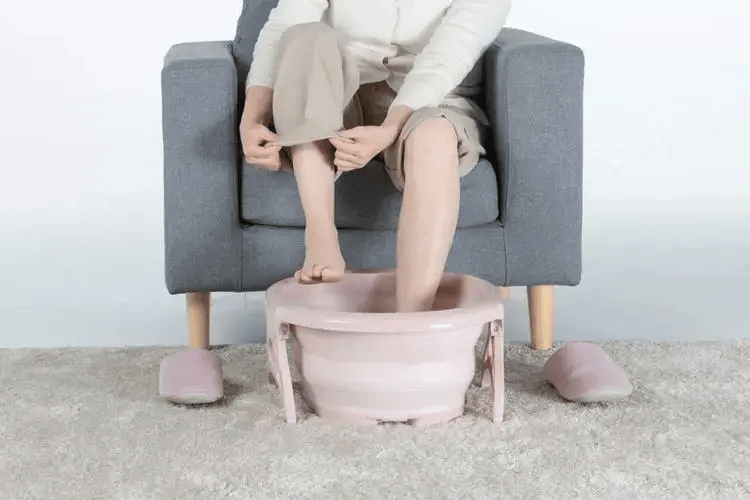 江西一大爷每晚用盐水泡脚养生,2年后体检,医生直言:值得借鉴