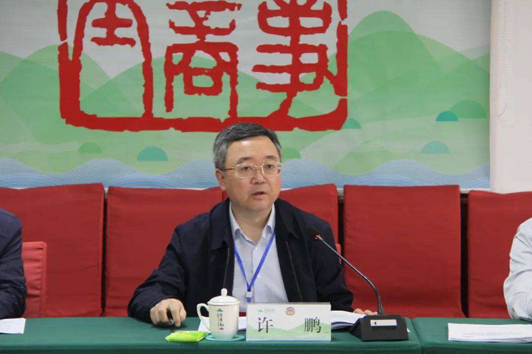 委员们实地观摩了管村小岚采石场废弃矿山修复情况,潘家矿区矿山项目