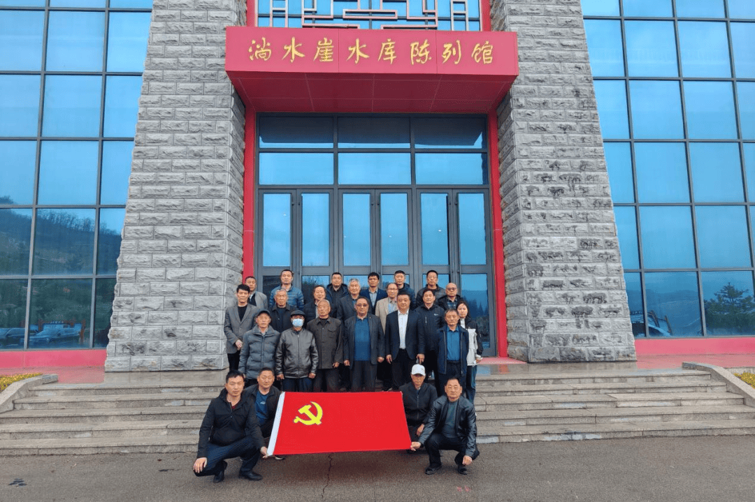 确定一项发展项目作为突破口,投资600余万元,改善村内绿化,路面,污水