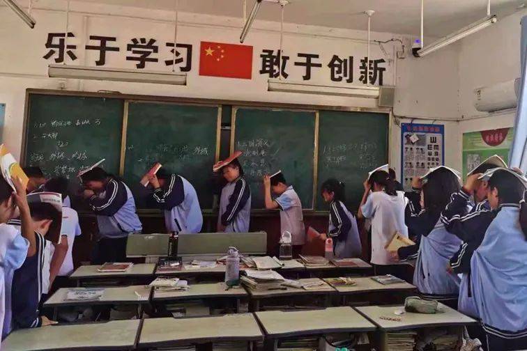 5月9日,北陶中学举行了防震防灾避险疏散演练.