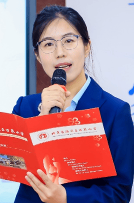 万泉小学教师李琪,张禹淼作为学校教师的代表分享了家校共育的故事.