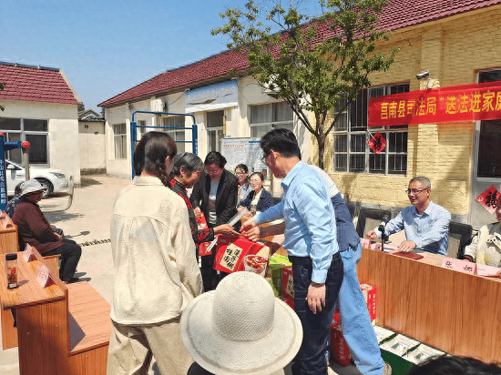 莒南县司法局开展"送法进家庭 感恩母亲节"法治宣传活动