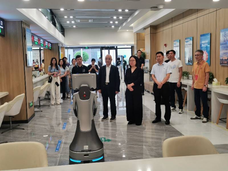 沙河街道便民服务中心智能服务机器人首次亮相“政务开放日”