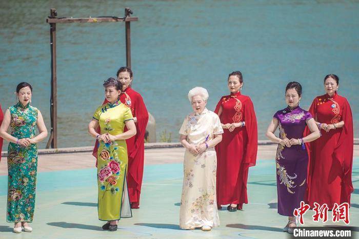 江南山镇上演千人旗袍秀_陆嘉诚_活动_展中华