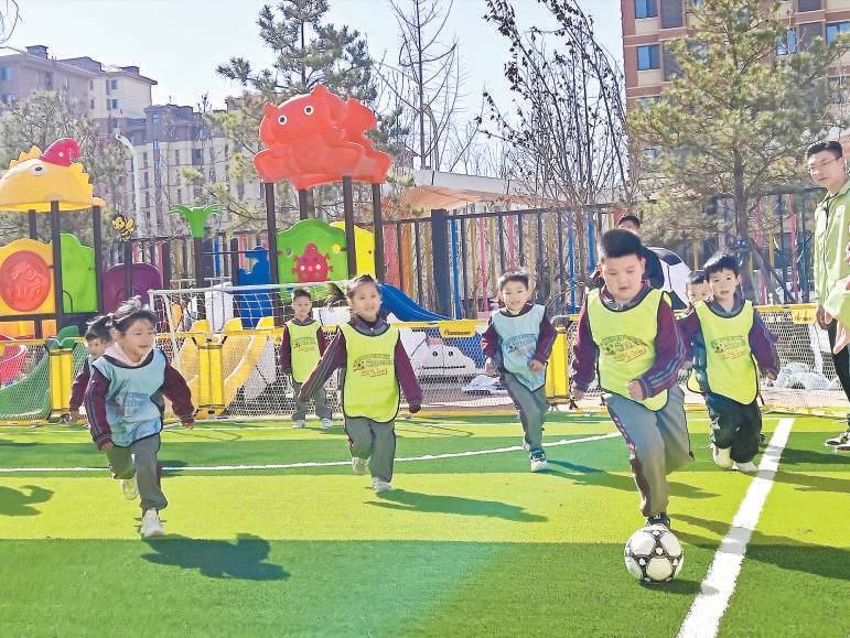 让新区更多幼儿爱上足球