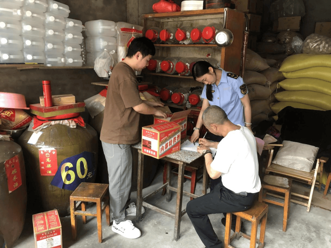 经查明,金城镇某酒坊的成品库摆放的外包装印有"朱德故里烟袋山贵宾