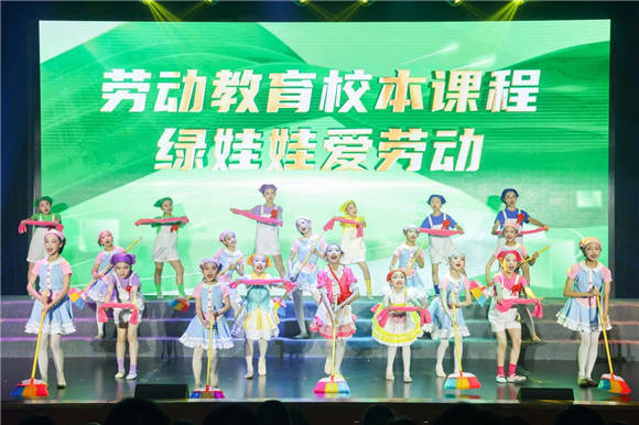 市教卫工作党委副书记,市教委副主任闵辉充分肯定了黄浦劳动教育工作