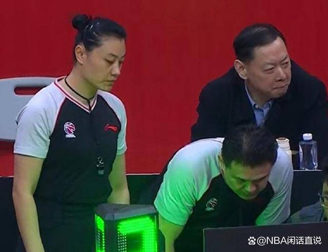 这两场的裁判组全部由"土哨"构成,前有闫军被杨鸣贴脸怒喷不敢给技犯