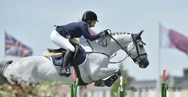 大女儿3年内结婚生娃当医生,叛逆网红小女儿因太性感被全网骂?