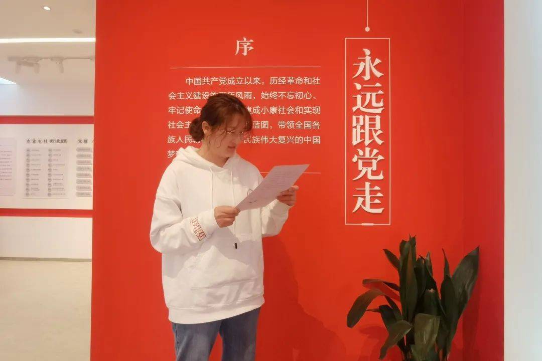 在大云缪家村史馆家训展板前,开展了《聆听家训》读书分享会.