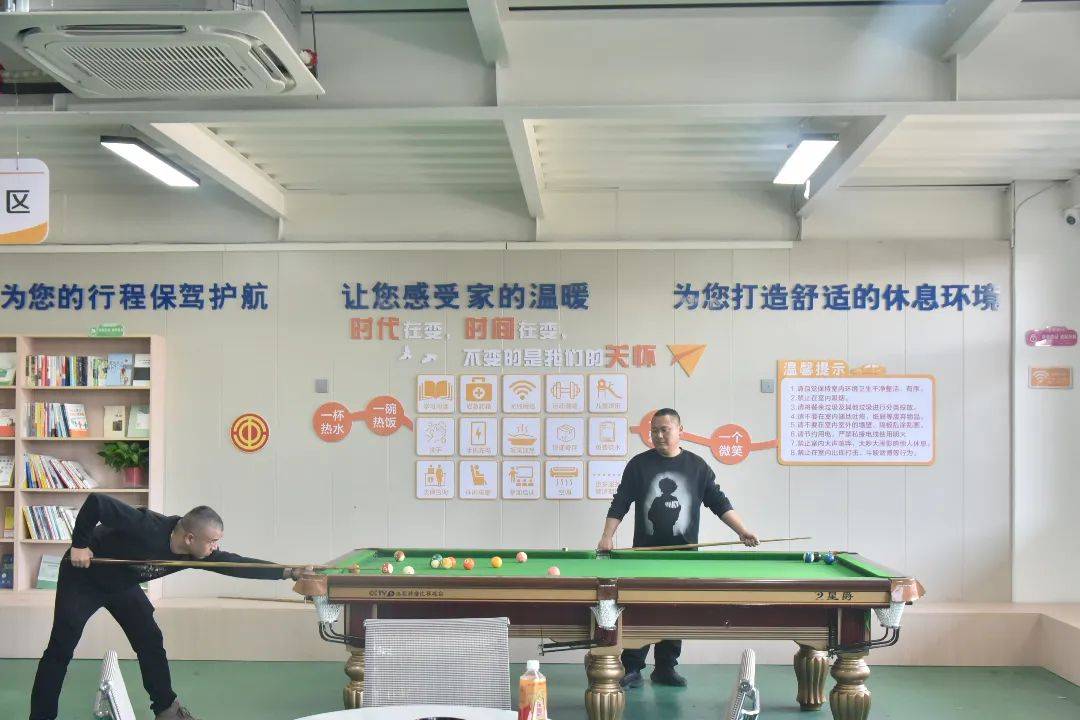 台球桌,按摩椅,跑步机都已满员,自备午餐的司机从冰箱中取出盒饭用