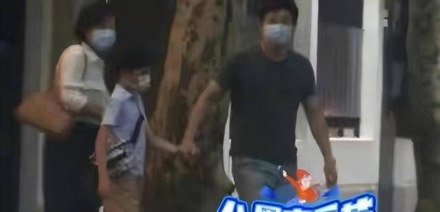 郭京飞一家三口同框，妻子穿得又土又老气，儿子和爸共用一张脸