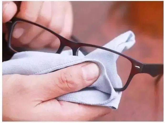 6,避免高温要牢记镜架长时间放在高温下,猛烈的太阳光下或者温差变化