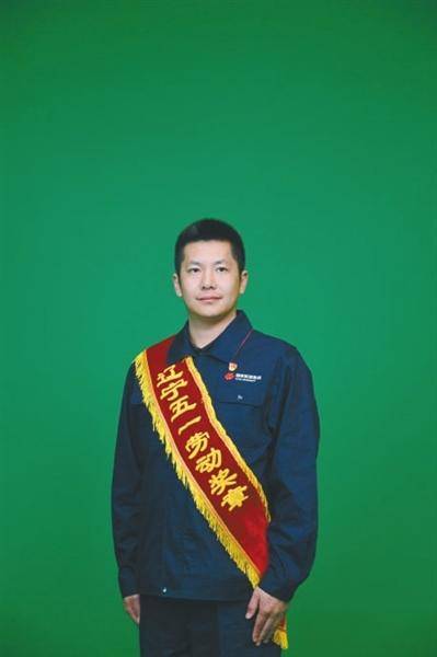 "好,我再研究一会,画个单线图就休息."他笑着说.