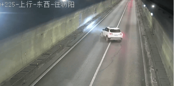 g2516东吕高速平榆段紫金山隧道内,一辆私家车魔幻走位,最后竟然压着
