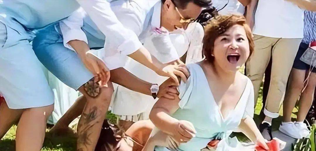 柳岩终于不忍了!因婚闹遭孤立,被制作人羞辱舔脚趾,她的性感得罪了谁?