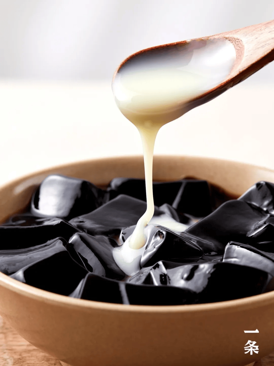 广式正宗龟苓膏,真龟制作,搭配10种草本食材,古法熬制