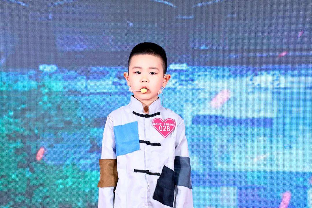 男可稍微分开一点与肩同宽或脚尖分开成八字步,女可一前一后,成丁字形