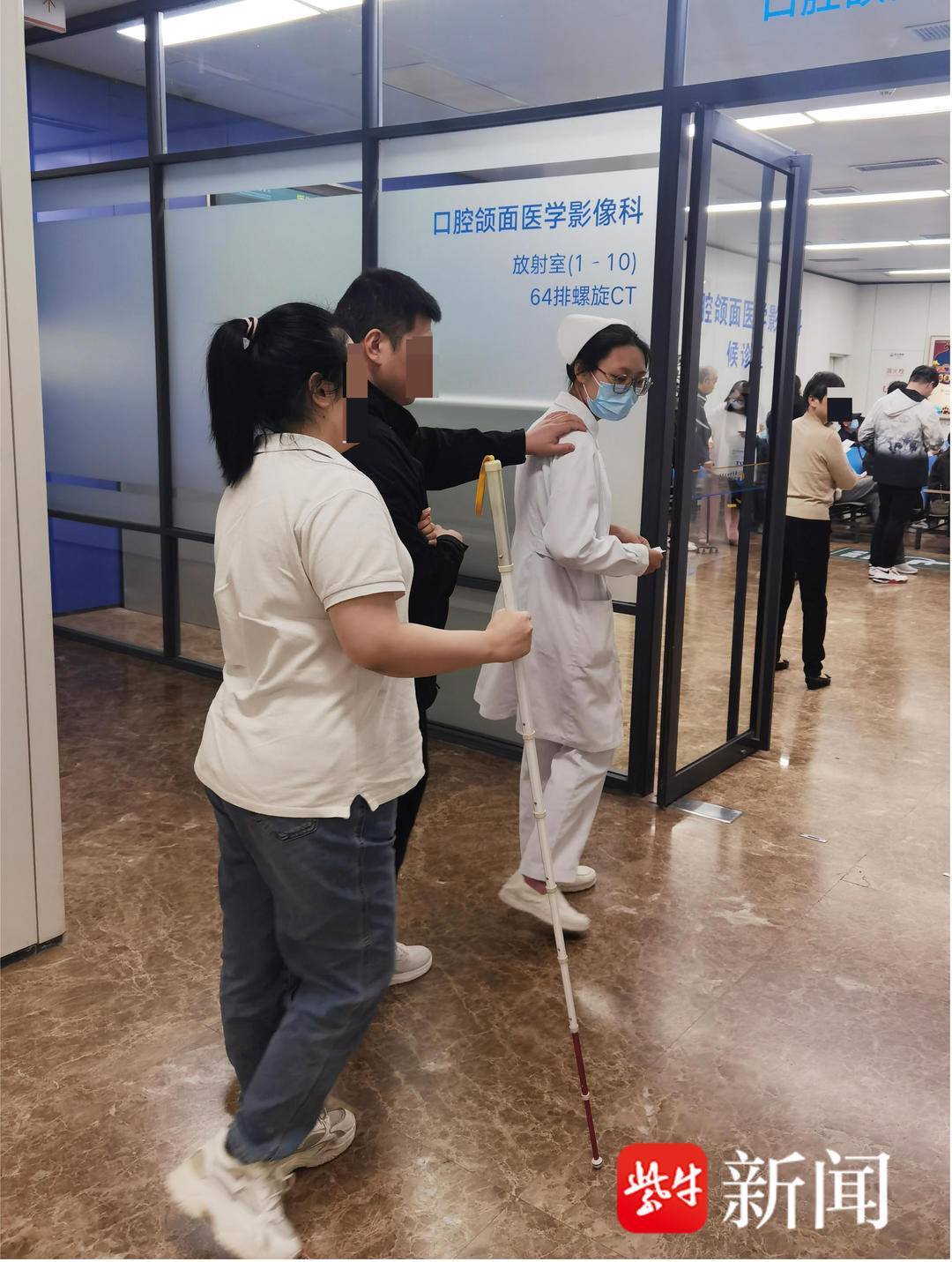 导医人员小心搀扶着这对夫妇来到预约分诊服务台,护士贾梦洁对患者