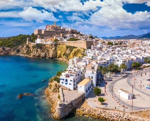 游客过多且恶劣行为频出,西班牙伊维萨岛抗议"英国狂欢者"