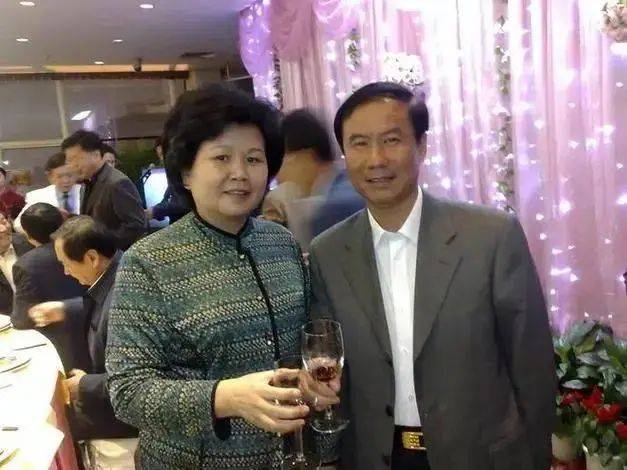 邢质斌76岁真成白发苍苍的老奶奶了,旁边杜宪只小她8岁,却还像优雅