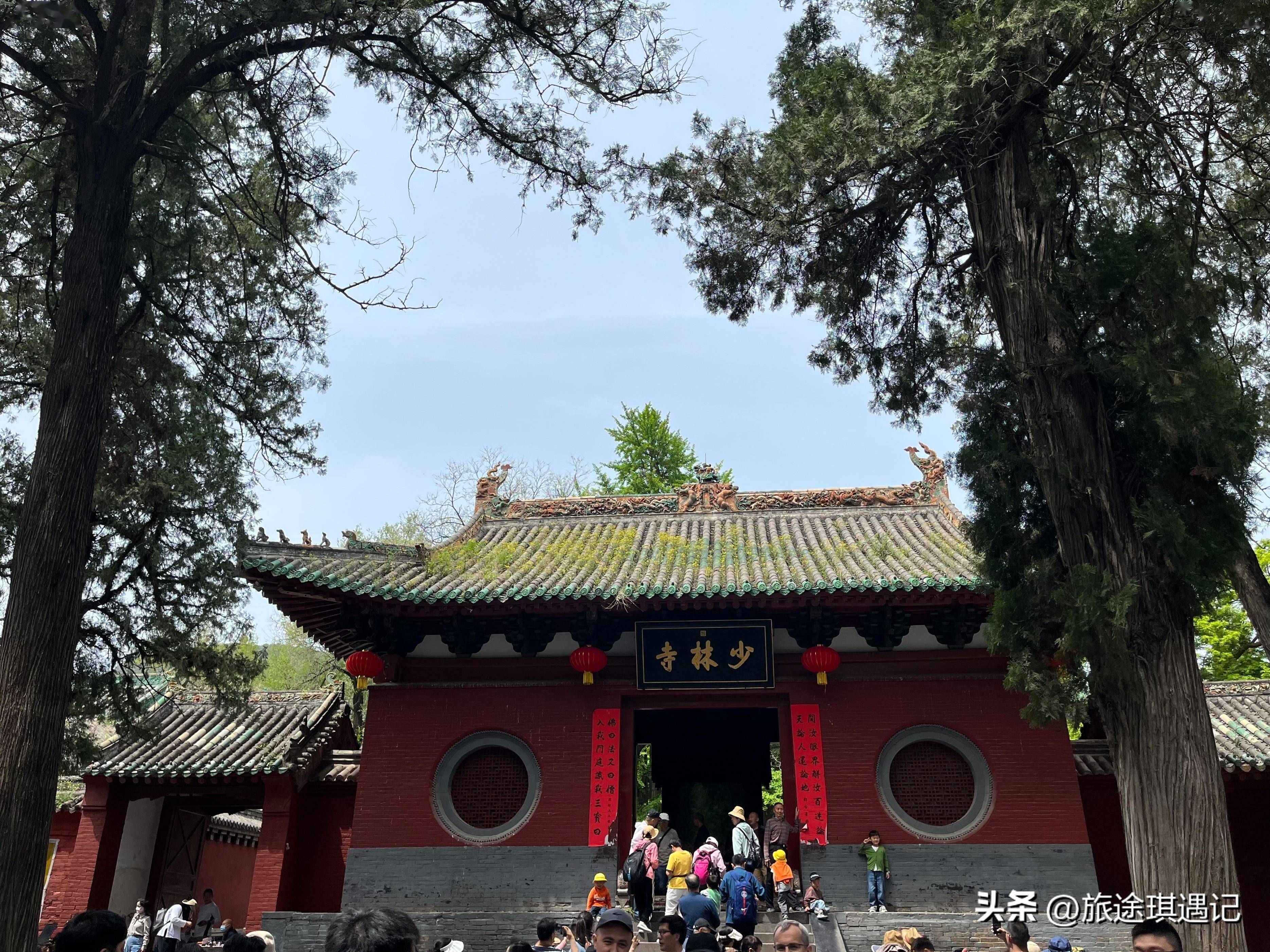 少林寺山门门额上的"少林寺"三字为清圣祖康熙皇帝御书,正上方刻有"