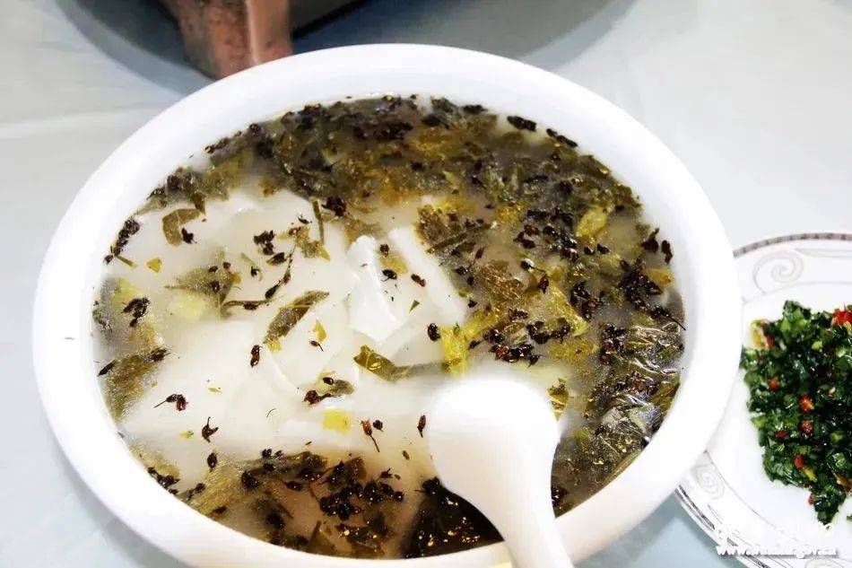浆水在食用之前,要在热油里将浆水"炝"一下.