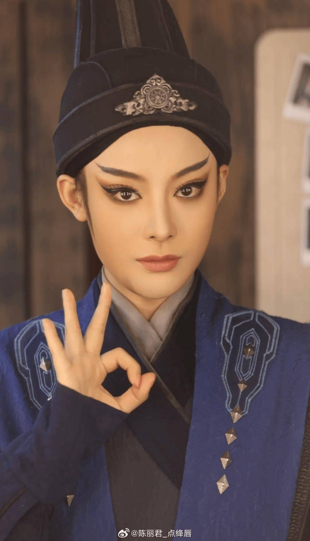 她说:演男人,不能光学男人,而且不能学现实生活中的男人.