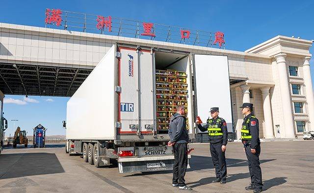 满洲里边检站护航6.9万吨果蔬优"鲜"出口_通关_口岸_边防检查