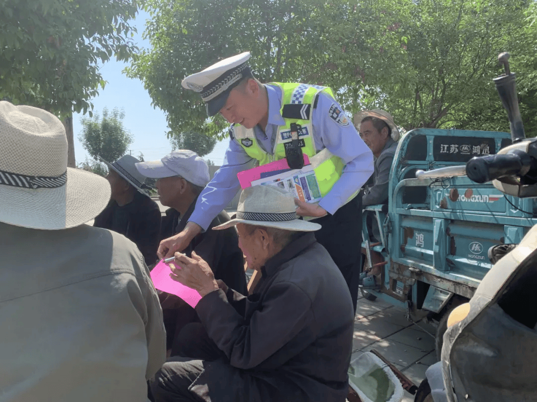 营造良好的交通环境,近日,邹城市公安局交警大队深入辖区社区,村居