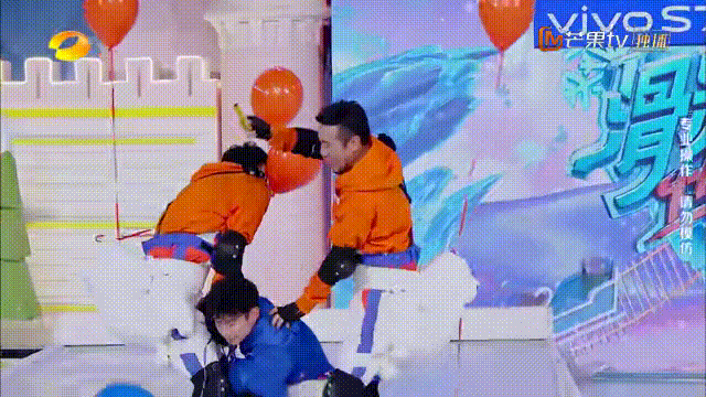 于和伟参与综艺游戏互动|图源:《快乐大本营》截图年轻心态,不爱说教