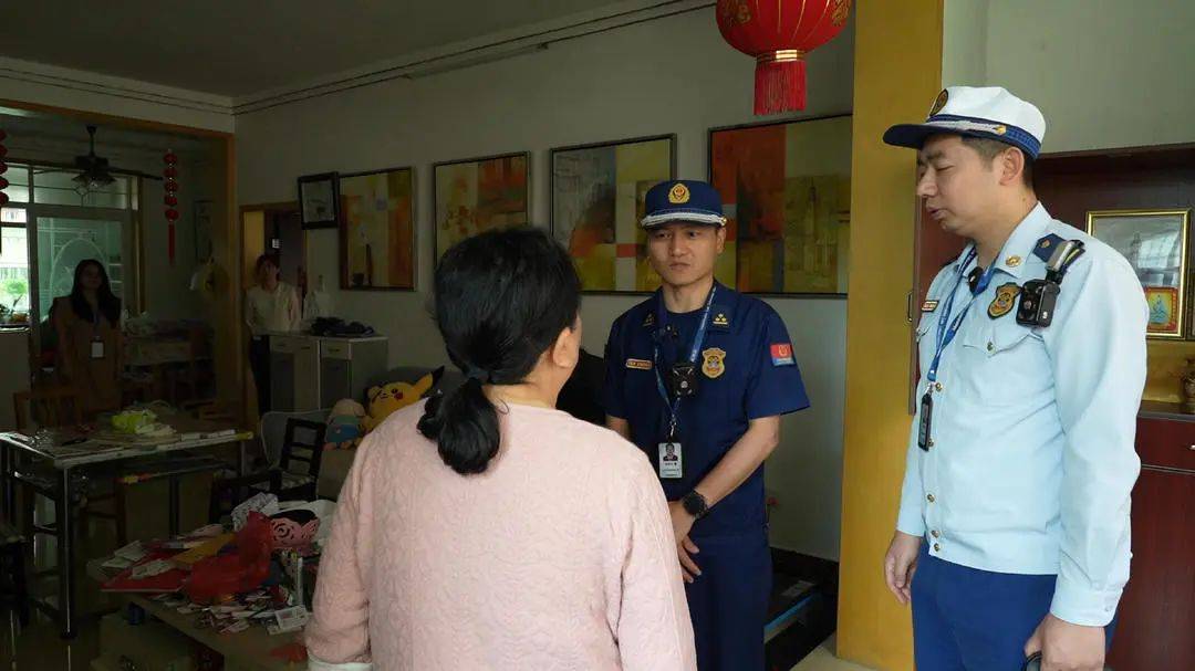 立即拆除飞线,并进行现场整改消防监督员当场责令违规住户一旦引发