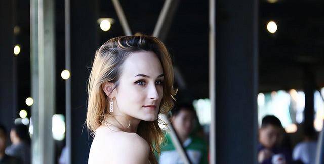 美国美女来中国旅游,被带去夜市吃饭,吃完就说再也不来中国了!