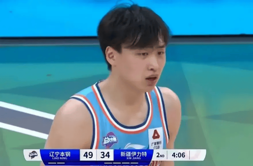 第二节,张镇麟率先得手,齐麟空切上进,张镇麟一条龙打成2 1,于德豪