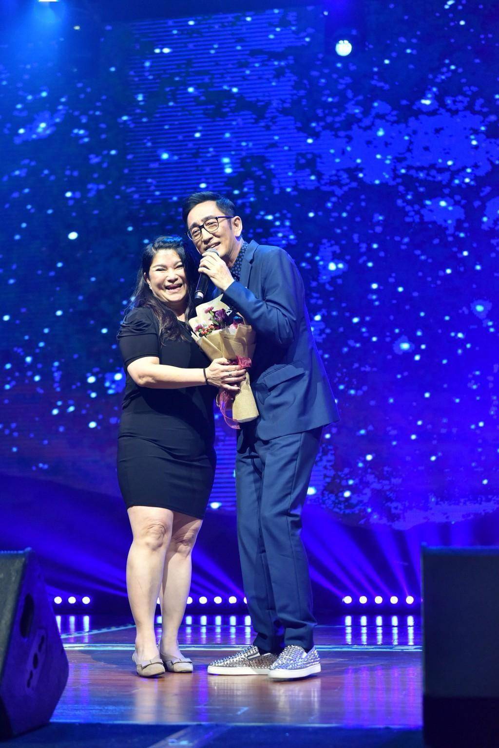 笑说是经典剧《妙手仁心》中的程至美造型,他谦称唱歌不是他的擅长
