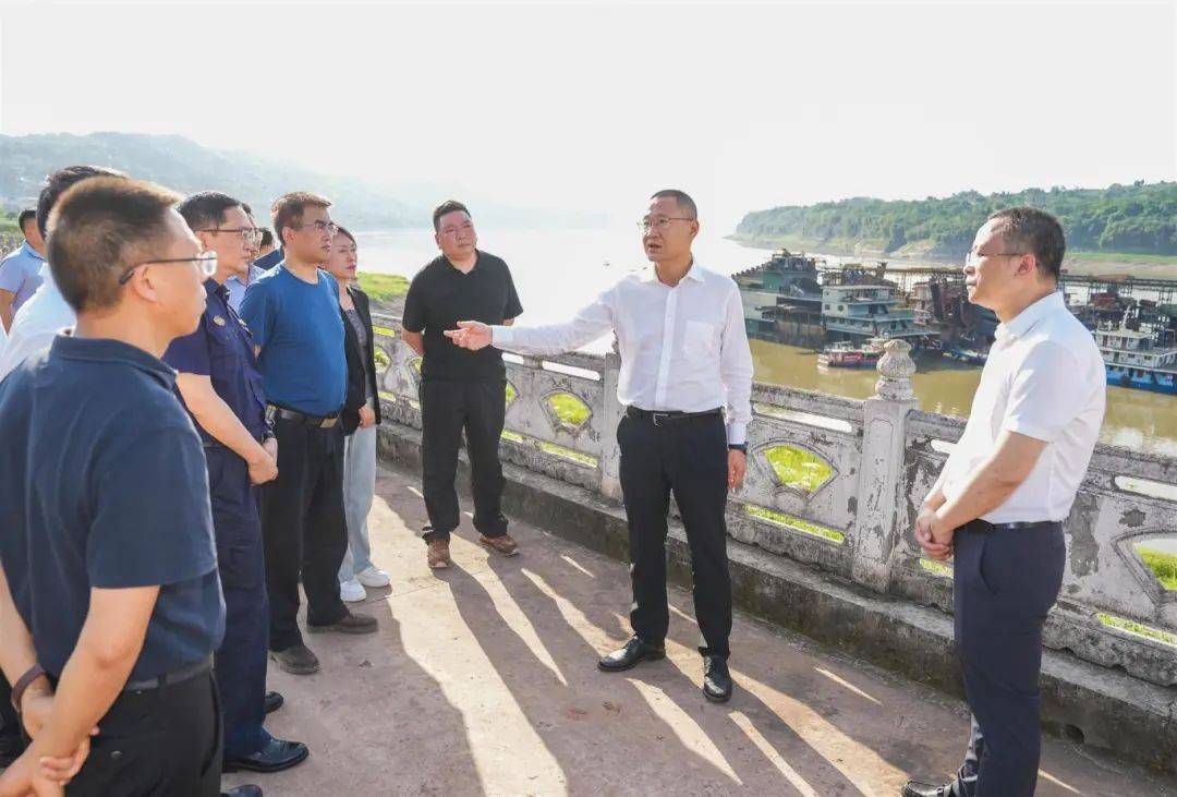 刘忠先后到重庆越盛轧辊有限公司和蔺市街道滨江堤防,通过实地察看