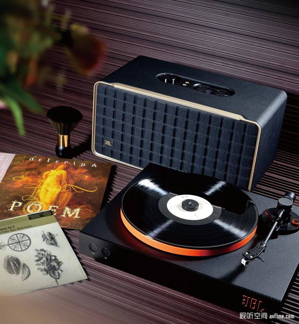 让黑胶无线起来 感受复古与新潮的结合:听jbl spinner bt 黑胶唱机和