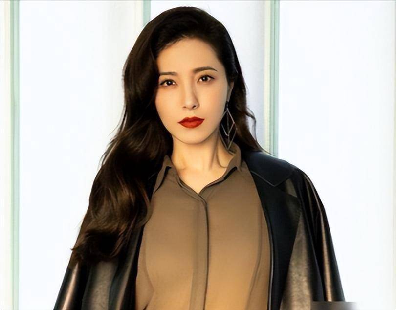 深扒之下,终于明白曾黎为什么不火,原来她"口味"这么重