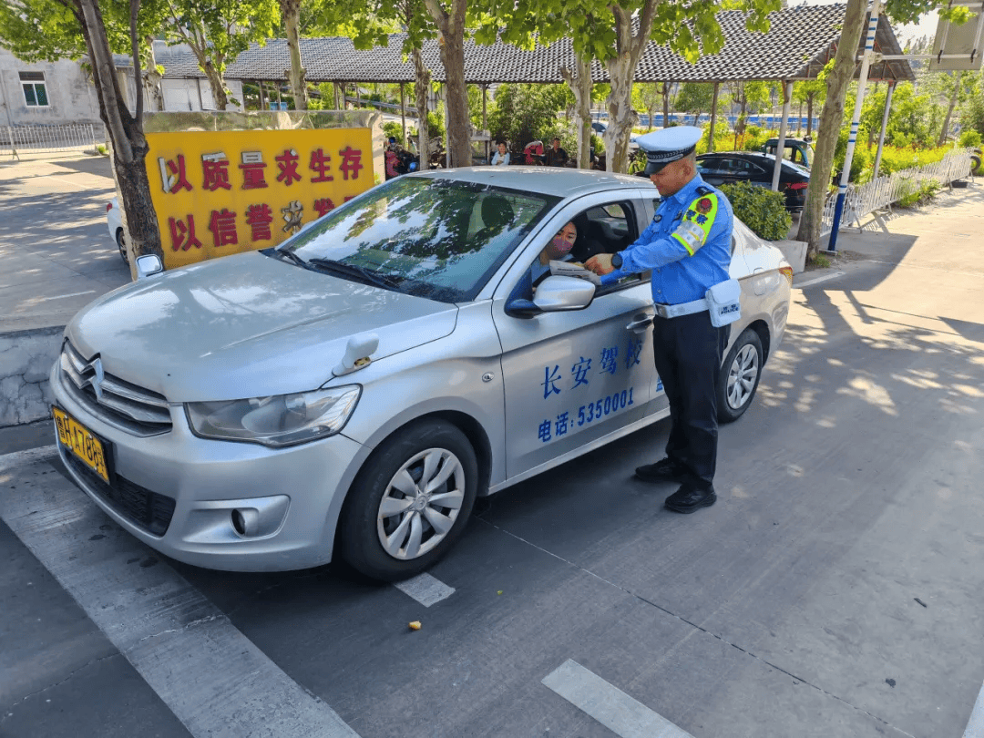 营造良好的交通环境,近日,邹城市公安局交警大队深入辖区社区,村居