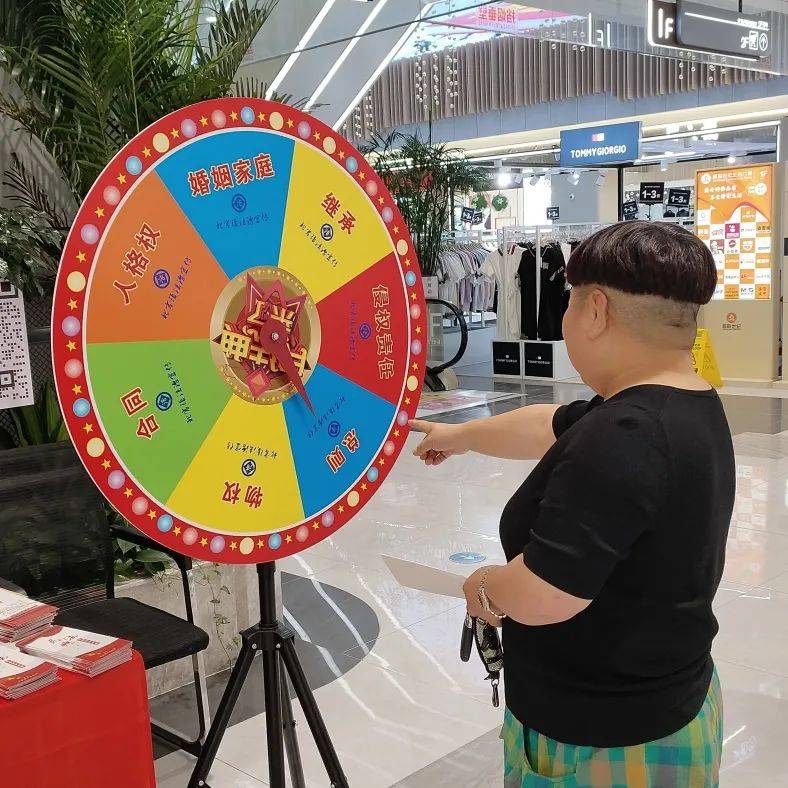 北宫镇开展"趣味乐学,民法典相伴"法治宣传大转盘活动