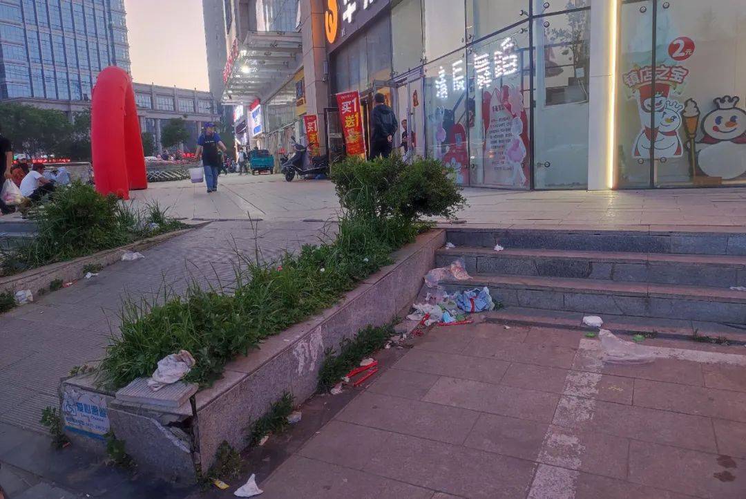 在该入口稍向东的进入广场处,台阶破损,缺失,一副"豁牙露齿"的模样