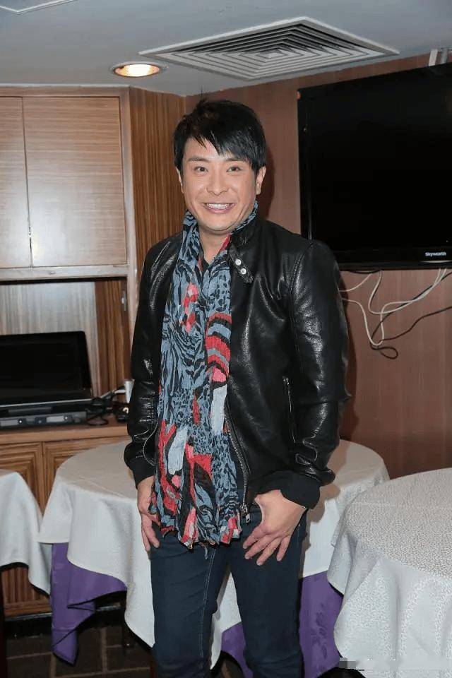 他是香港前十dj,从小被遗弃,因乱讲得罪杨受成,经历丰富不结婚