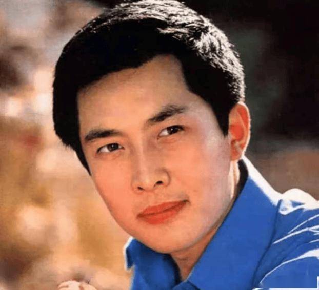 他是国家一级演员,国内淘金,妻儿在国外花,为残疾儿子婚恋担忧_唐国强