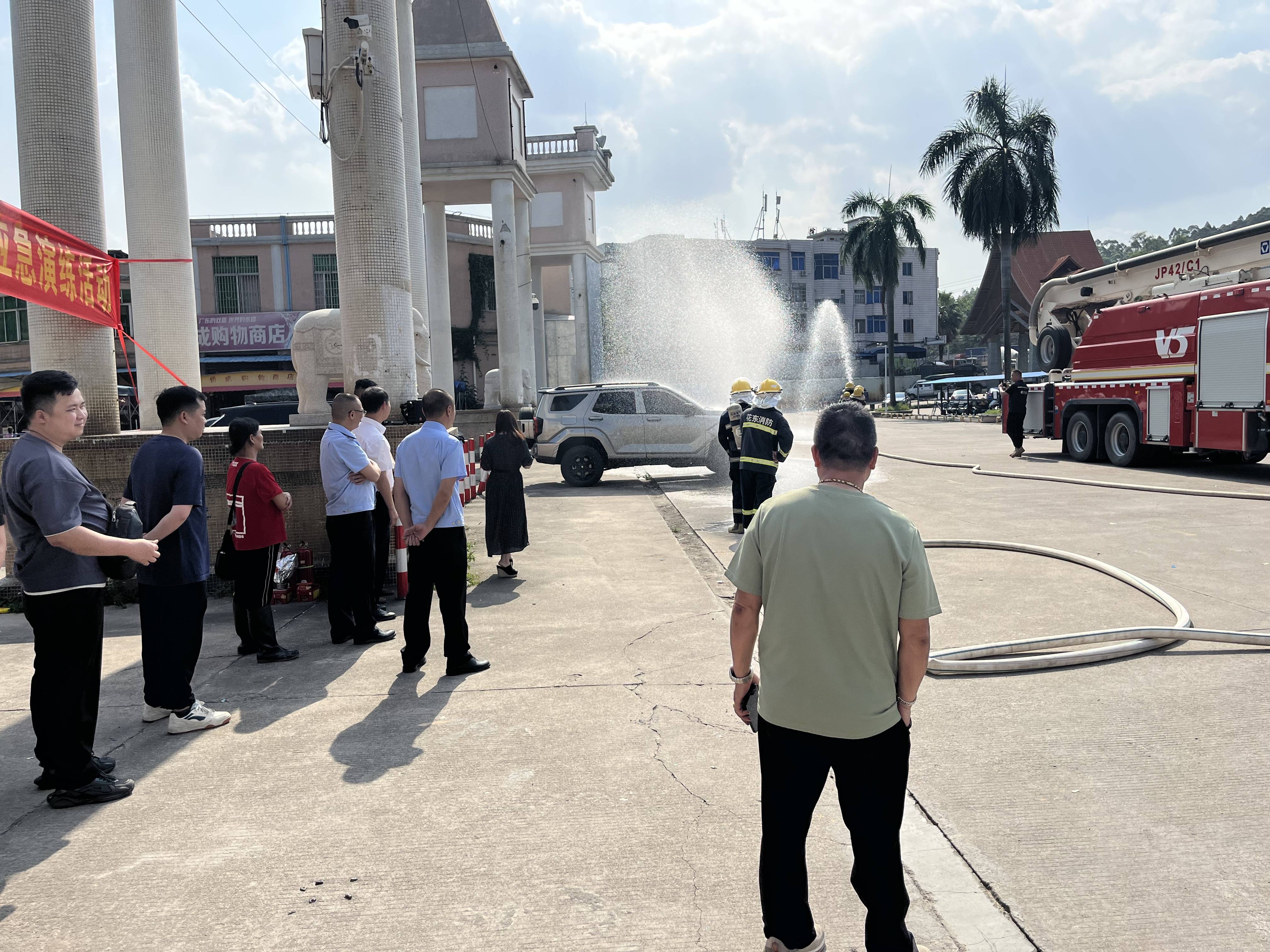 筑牢安全屏障,花东镇开展农贸市场消防应急演练活动