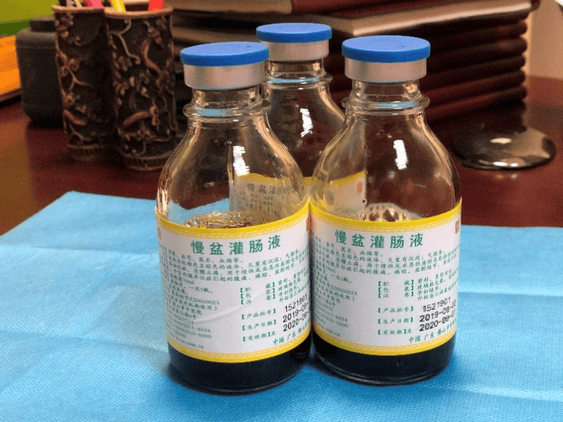 中药外敷:将本院制剂"紫草油纱"贴敷在患部加热,以达到行气活血,祛瘀