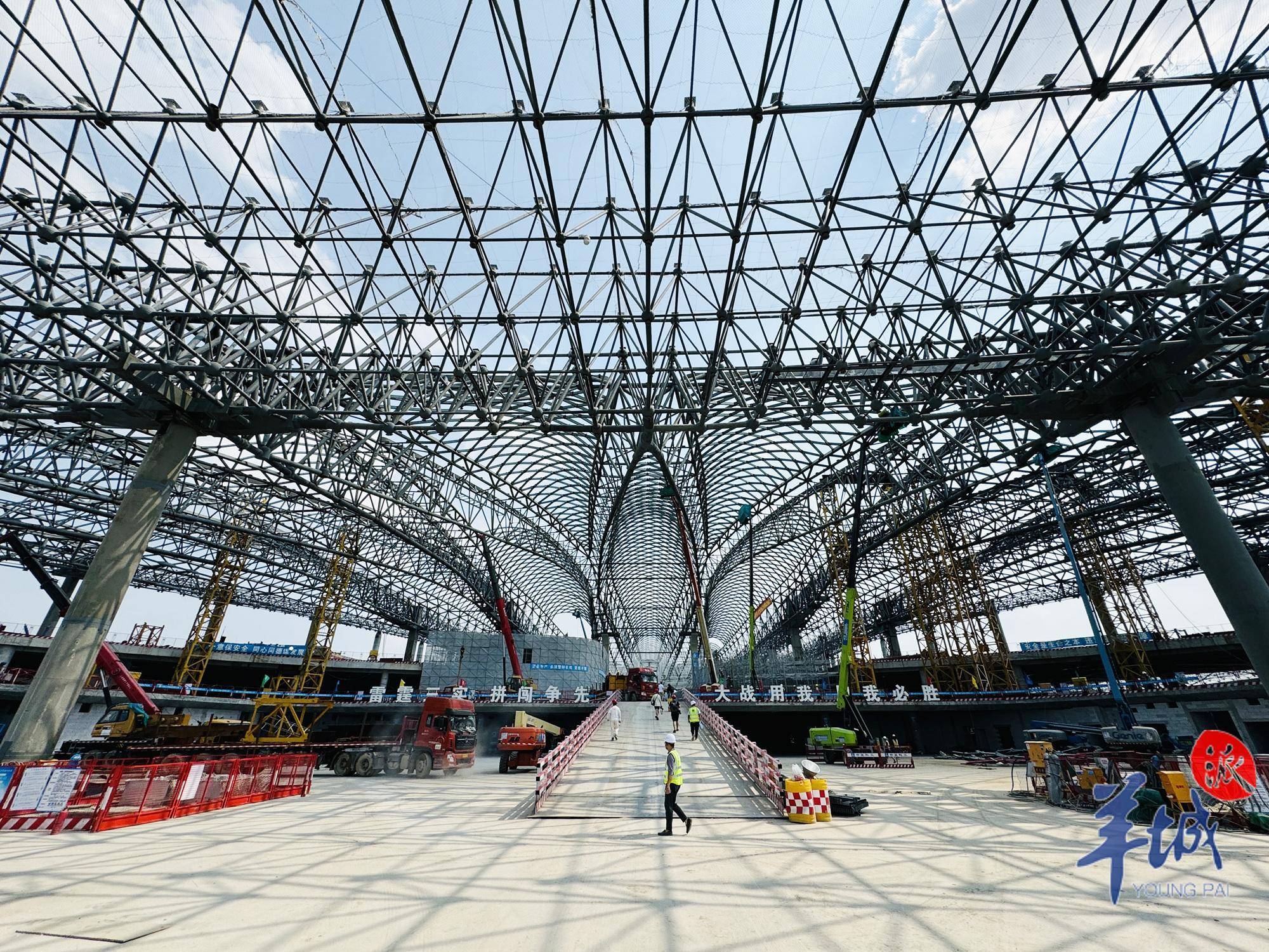 湾区之翼跃然呈现!广州白云机场t3航站楼钢网架结构屋盖全面封顶