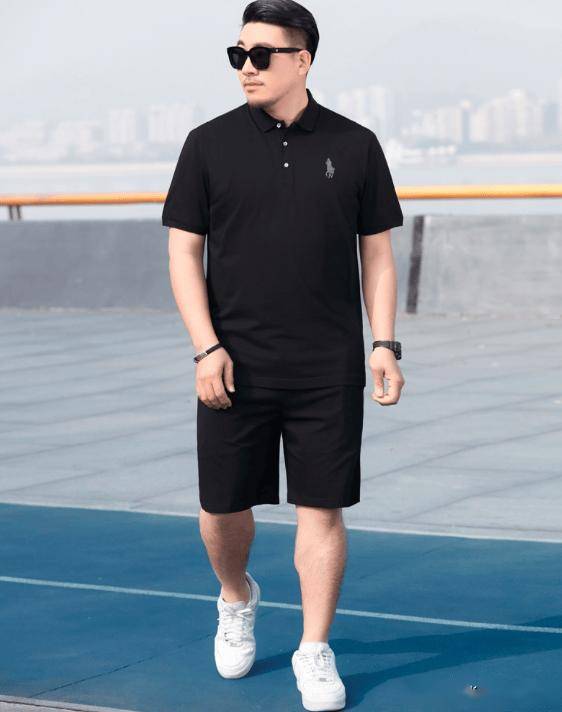 在选择polo衫和牛仔短裤时,可以保持风格的统一,避免过于复杂的搭配