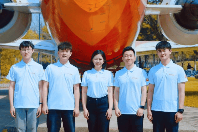 团队名称:红航空间10产品实物图(左) 产品技术图(右)项目产品为mo